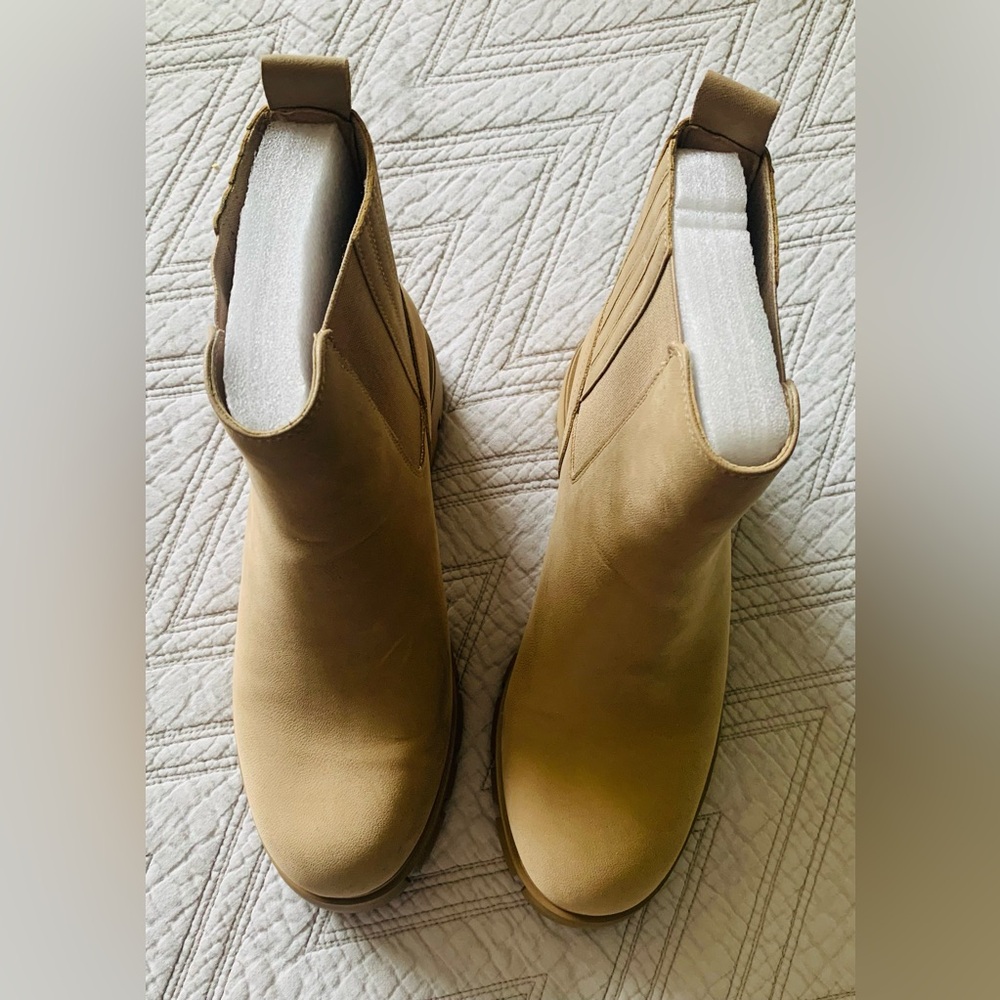 Tan Ankle 3.5 inch boots with elastic panels